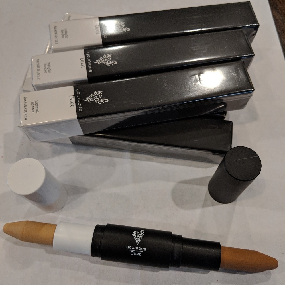 Younique Duet Sculpting Highlight Contour Stick